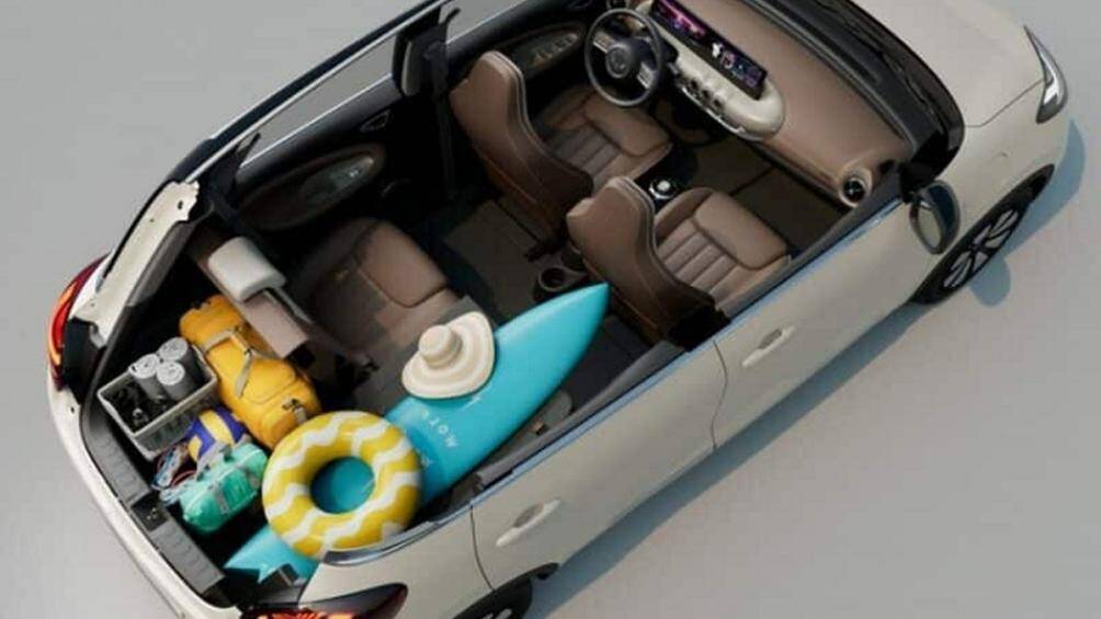 Xe cũng được trang bị rất nhiều đồ chơi chẳng hạn như khoang hành lý có thể chứa đựng cả căn phòng thay đồ cho chị em khi đi biển, đựng cả ván lướt sóng...