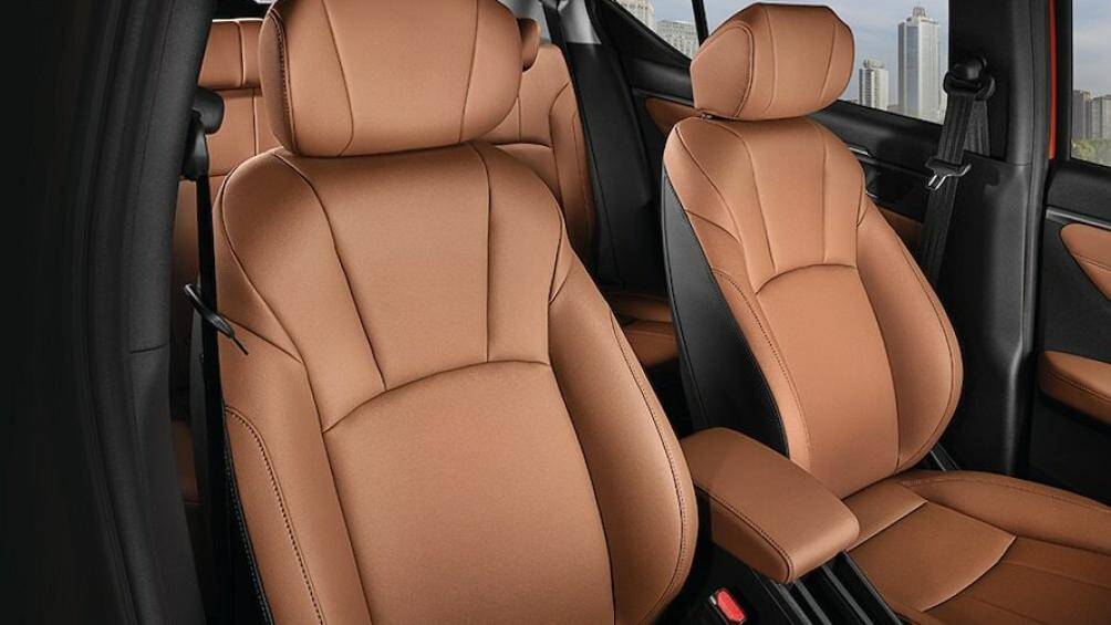 Các tiện nghi nội thất khác còn có sạc điện thoại không dây, ghế thông gió, đèn nền, điều hòa tự động, cửa gió hàng ghế sau