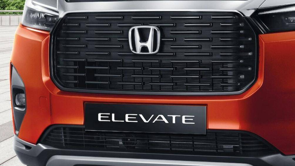 Elevate có thiết kế mang nhiều điểm tương đồng với mẫu Honda HR-V như lưới tản nhiệt cỡ lớn tạo hình vuông vức nối liền cụm đèn pha, cặp đèn hậu phía sau cũng có chi tiết kéo dài, bao trọn cửa cốp