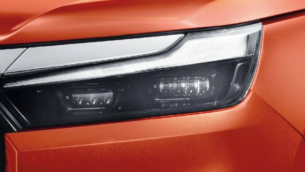 Một số trang bị ngoại thất đáng chú ý gồm đèn pha và đèn hậu LED, gương chiếu hậu tích hợp báo rẽ, cửa sổ trời, ba-ga nóc, la-zăng 17 inch 2 tông màu...