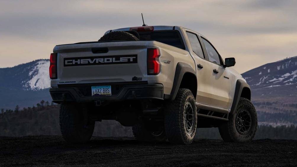 Theo thông cáo báo chí của Chevy, Colorado ZR2 Bison là sản phẩm của sự hợp tác với hãng độ American Expedition Vehicles