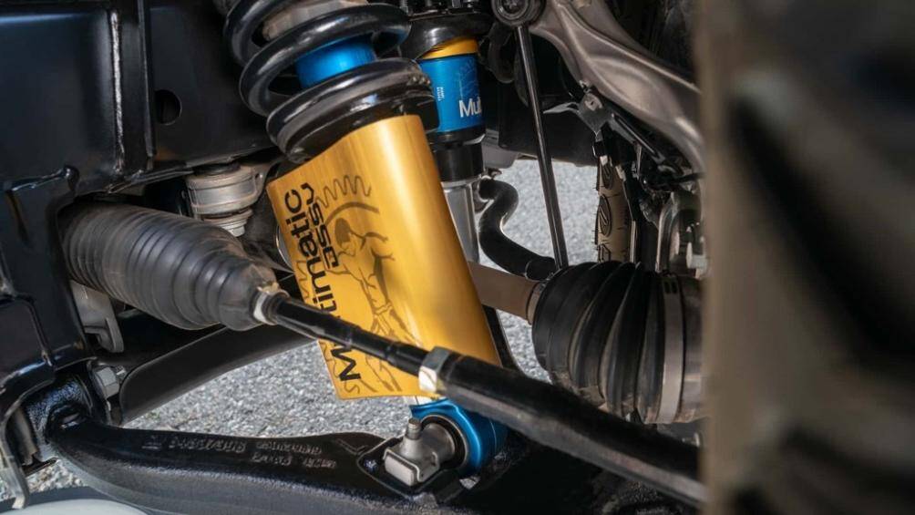 Giảm xóc Multimatic DSSVTM cũng được bổ sung thêm vào cấu hình chiếc bán tải, hệ thống treo được gia cố và nâng cao