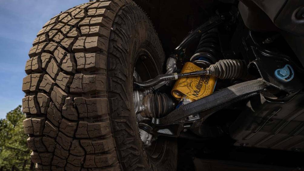 Các nâng cấp của Colorado ZR2 Bison cũng bao gồm 5 tấm ốp bảo vệ gầm bằng thép boron - bảo vệ bộ tản nhiệt, hệ thống lái, hộp số