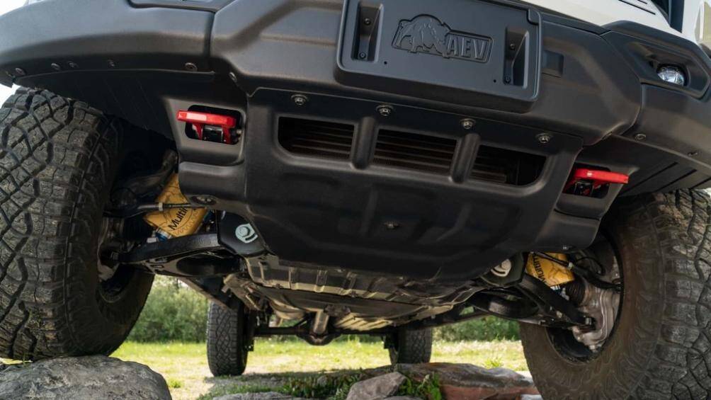 Bên cạnh đó cả cản trước lẫn sau đều được gia cố bằng chất liệu thép boron tương tự 5 tấm bảo vệ phía trên, cản trước tích hợp đèn sương mù