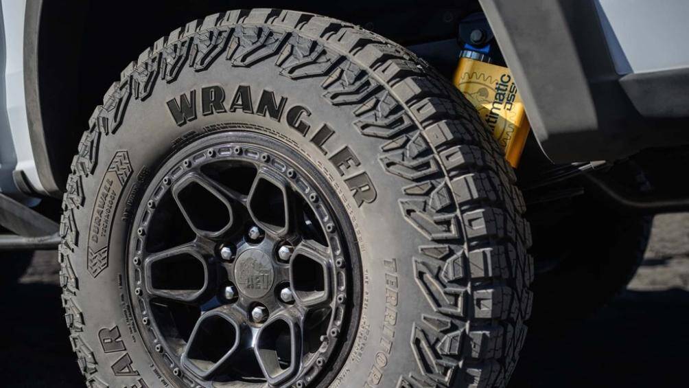 Bánh xe mâm 17 inch beadlock chống tuột lốp được bọc trong lốp 35 inch kích thước lớn