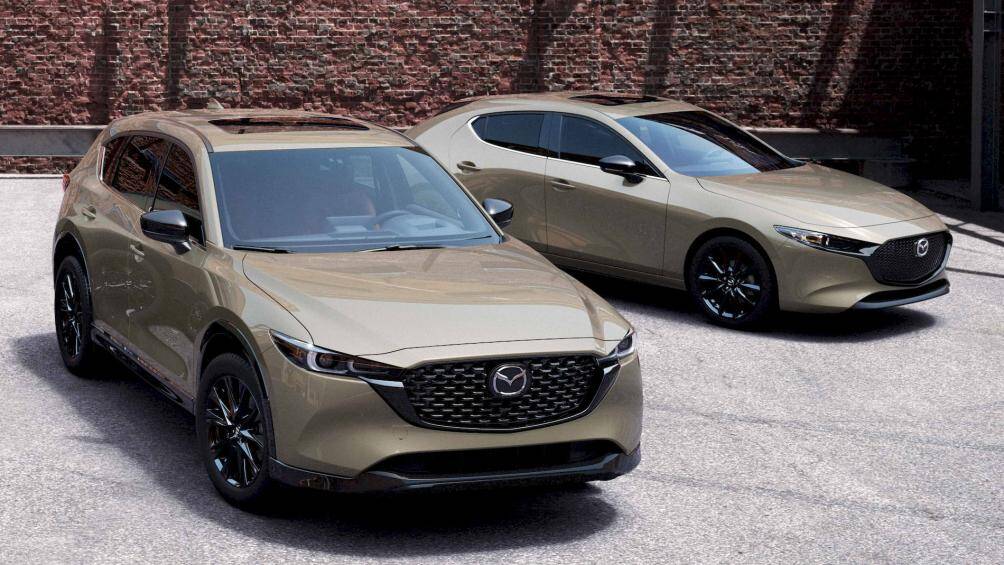 Cùng với màu sơn ngoại thất này, các xe Mazda Carbon Turbo 2024 còn được trang bị những chi tiết màu đen bóng như ốp gương chiếu hậu và lưới tản nhiệt