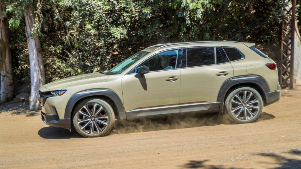 Bộ mâm hợp kim nhôm cũng mang màu đen, tạo nên sự tương phản đối với tông màu nâu tổng thể