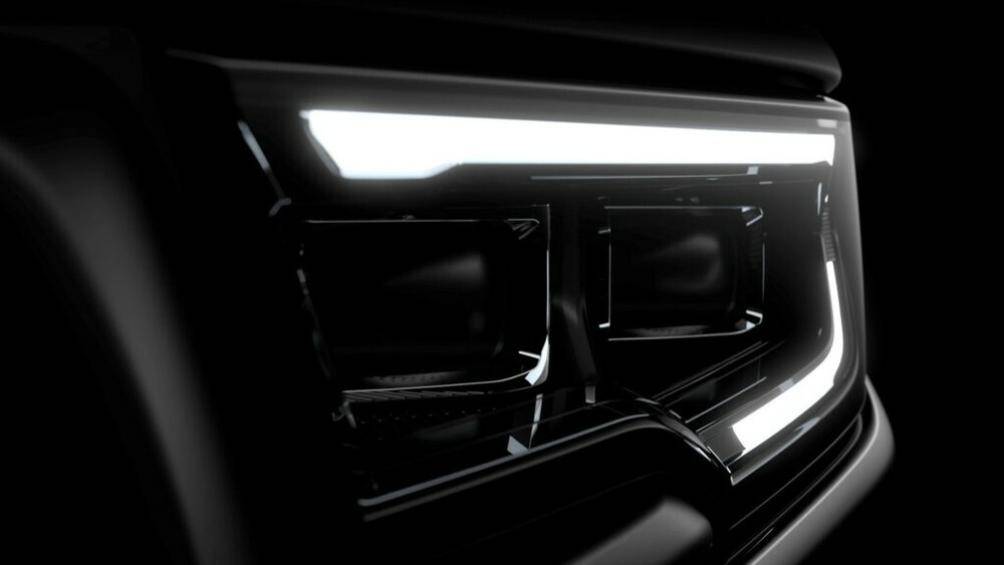 Ở hai bên lưới tản nhiệt là cụm đèn pha nhỏ gọn, được bao quanh bằng dải đèn LED định vị ban ngày hình móc câu