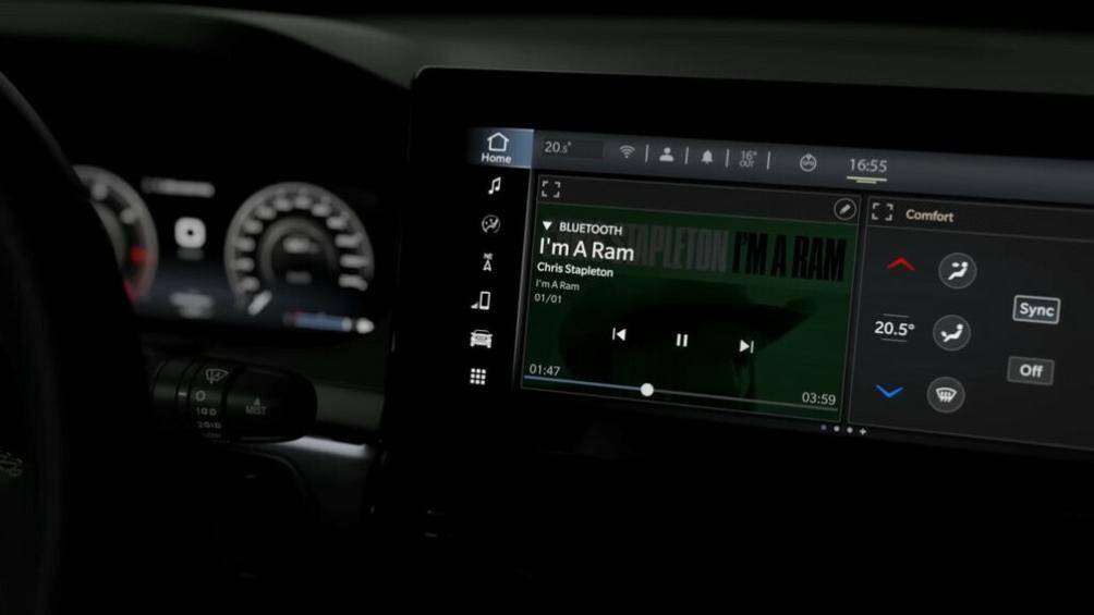 Một số chi tiết nội thất được hé lộ như bảng đồng hồ kỹ thuật số sau vô lăng, màn hình cảm ứng trung tâm 10,25 inch và núm xoay chọn số