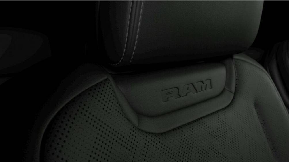 Theo hãng Ram, nội thất của Rampage sẽ được trang bị những chất liệu cao cấp, ví dụ như tapi cửa bọc giả da lộn hay ghế bọc da