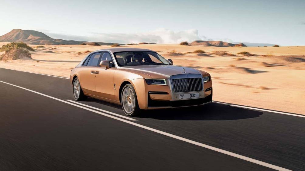 Roll-Royce Ghost Extended mang hai tông màu Sunrise Sparkle và White Sand vừa được trưng bày tại Dubai, lấy cảm hứng từ sự kỳ diệu của bình minh Trung Đông