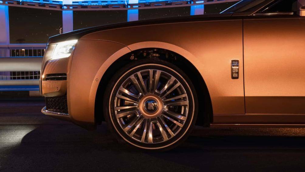 Hệ thống treo phẳng (Planar Suspension System) của Rolls-Royce có bộ giảm chấn điều khiển điện tử và biến thiên liên tục, cùng thanh tự cân bằng