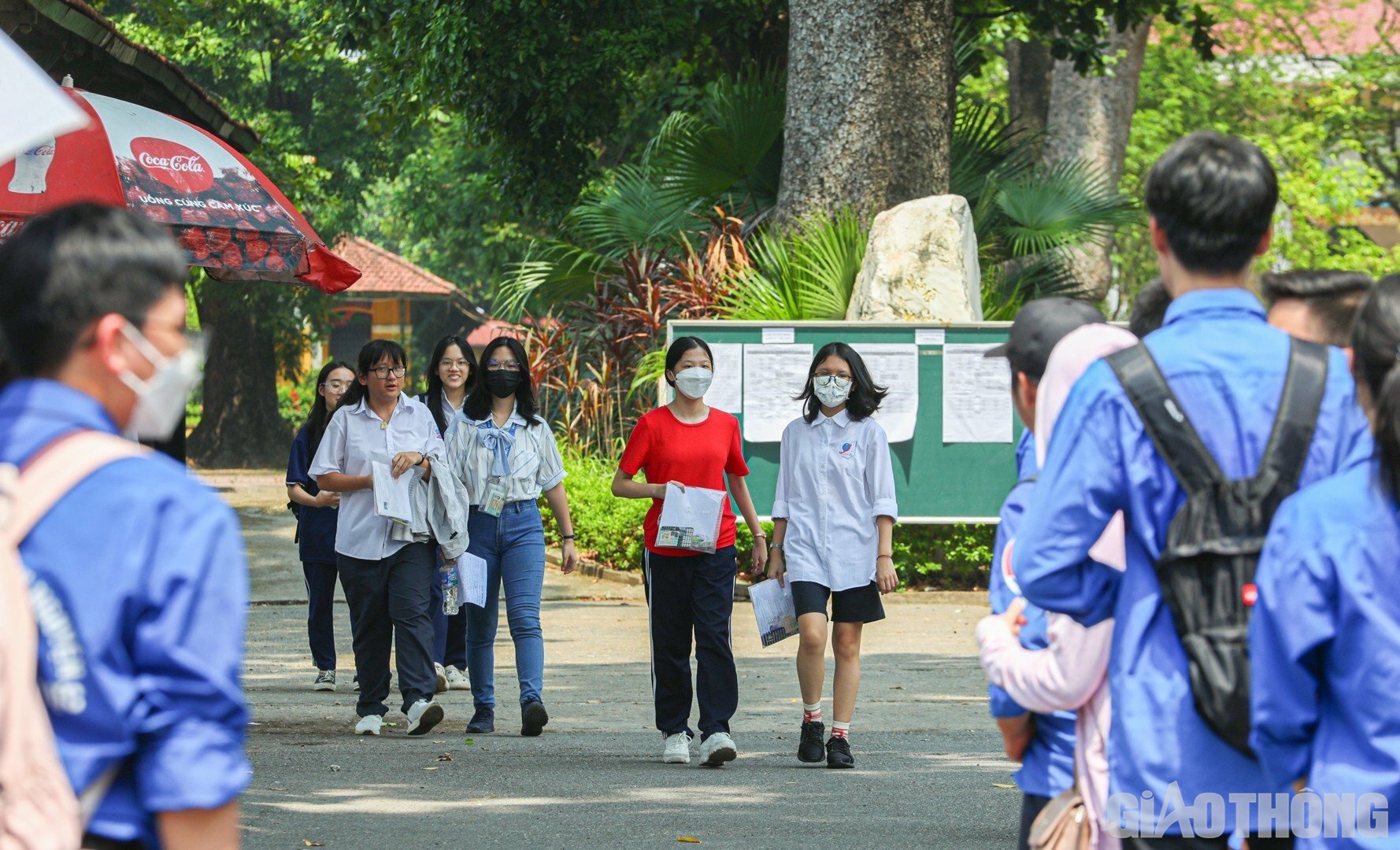 Sáng 10/6, các sĩ tử Hà Nội đã hoàn thành bài thi môn Ngữ Văn trong kỳ thi tuyển sinh lớp 10 năm học 2023 - 2024