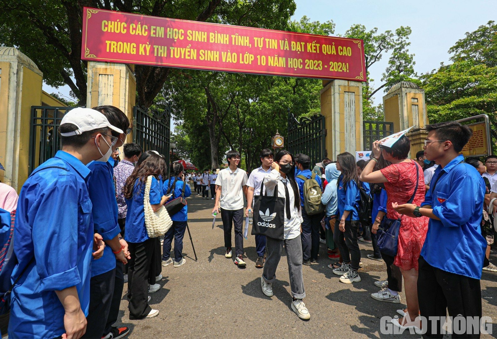 Theo ghi nhận của PV Báo Giao thông tại điểm thi trường THPT Chu Văn An, nhiều thí sinh bước ra cổng trường với tâm lý thoải mái sau 2 giờ làm bài