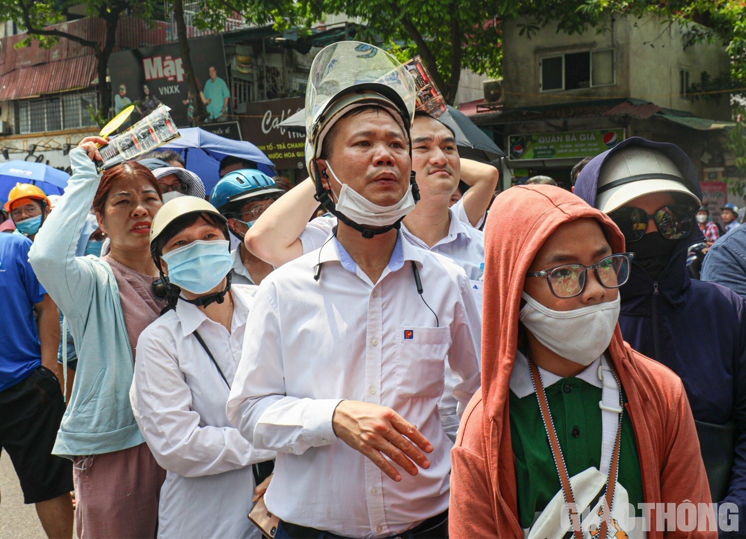 Trong cái nóng oi bức của tháng 6, nhiều phụ huynh vẫn kiên nhẫn đội nắng chờ các thí sinh