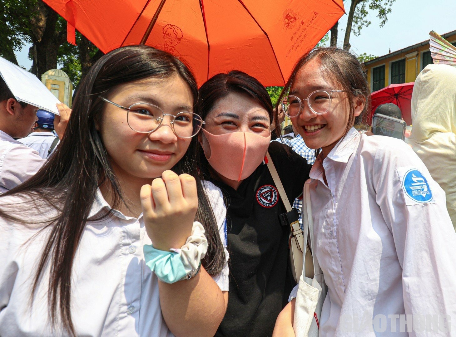 Khoảnh khắc đầy cảm xúc của phụ huynh với các thí sinh