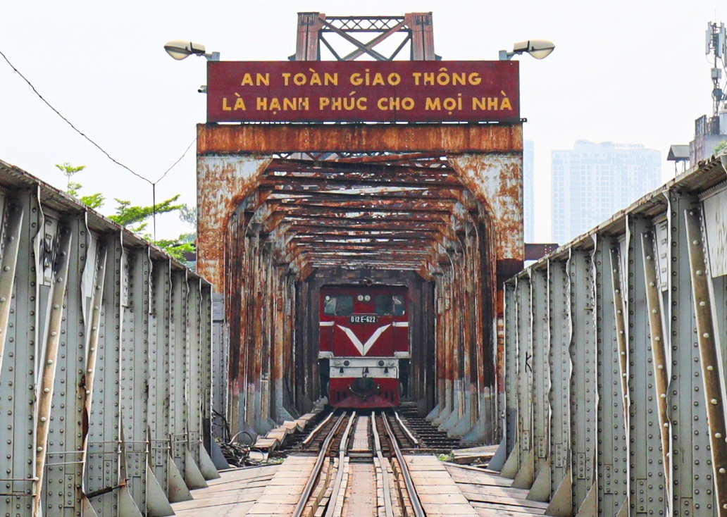 Và chụp cả hình ảnh đoàn tàu với 2 đầu máy hai đầu dần khuất xa trên cây cầu Long Biên lịch sử.