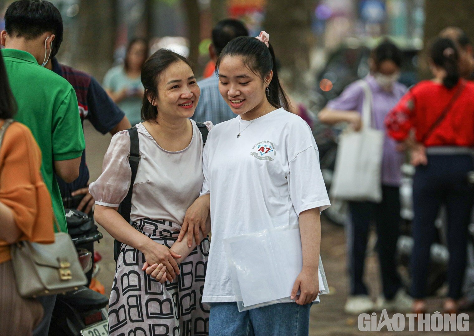 Bên ngoài cổng trường thi, không khó để bắt gặp hình ảnh các phụ huynh sát cánh, tiếp thêm động lực cho con trước giờ G