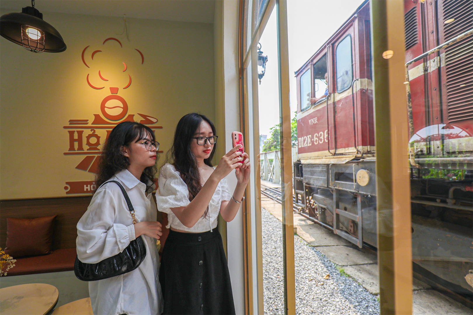 Khi tàu xuất phát, khách có thể đứng bên cửa kính trong phòng đợi ghi lại hình ảnh đoàn tàu lăn bánh một cách an toàn. Bạn Phương Linh (sinh viên năm ba Đại học Luật Hà Nội) chia sẻ, bạn tìm đến điểm check-in này qua xem review trên tiktok. Bạn sống tại Hà Nội nên đã nhiều lần đến ga Long Biên để đi tàu, nhất là đi tàu Hải Phòng để trải nghiệm food tour. Giờ đường sắt đưa vào khai thác phòng đợi tàu này, sẽ là điểm đến hút khách hơn, vì hành khách sẽ có thêm điểm check-in ga tàu thú vị. Tuy nhiên, theo bạn Linh, tại phòng đợi và khu vực xung quanh nhà ga cần có các hình ảnh hoặc bảng thông tin về lịch sử nhà ga, cầu Long Biên, về Hà Nội, tạo điểm nhấn, quảng bá lịch sử đường sắt gắn với lịch sử, văn hóa Thủ đô.