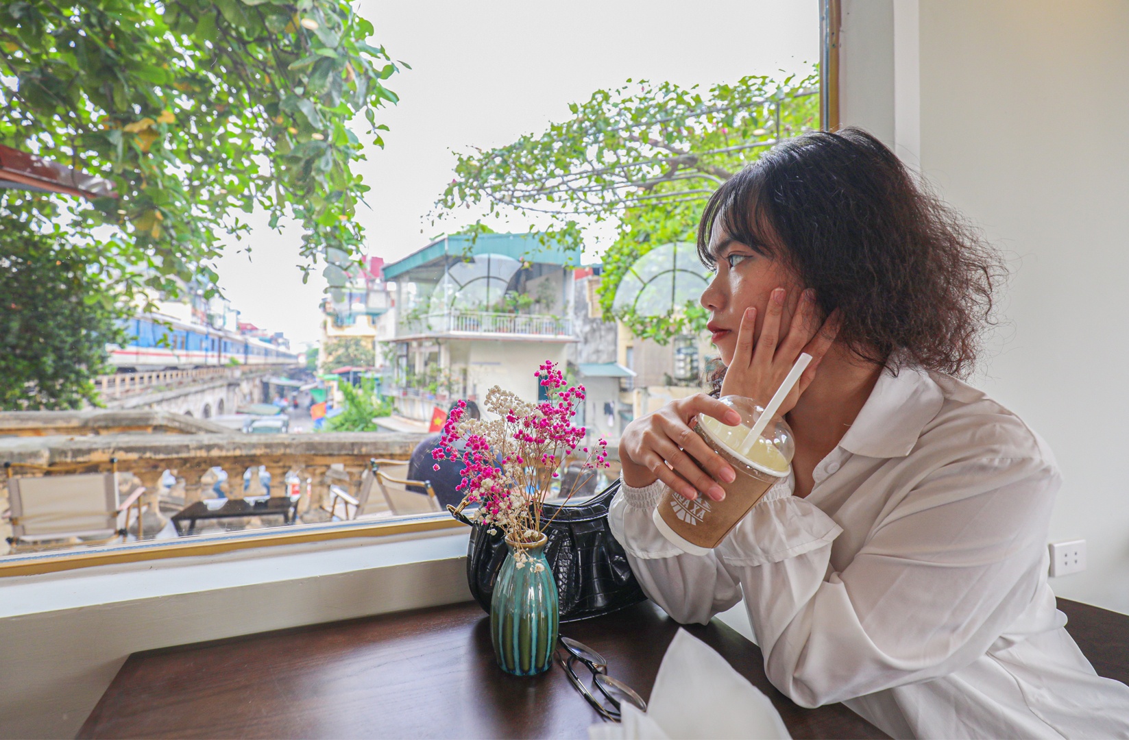 Trong lúc đợi tàu xuất phát, khách có thể sử dụng dịch vụ cà phê trong phòng đợi. Bạn Nguyên Quỳnh (quận Đống Đa, Hà Nội) cho biết, nhóm bạn của bạn rất thích thú với điểm check-in mới này, rất độc, lạ, vừa có thể thưởng thức cà phê, vừa có thể chụp ảnh. “Không gian khu vực này rộng, rất chill, lại an toàn vì có hàng rào ngăn với đường sắt, có nhân viên nhà ga canh an toàn. Đặc biệt khi ngắm nhìn tàu chạy rời ga, có cảm giác bâng khuâng rất khó tả. Chắc chắn em sẽ còn đến đây tiếp”, bạn Quỳnh chia sẻ.