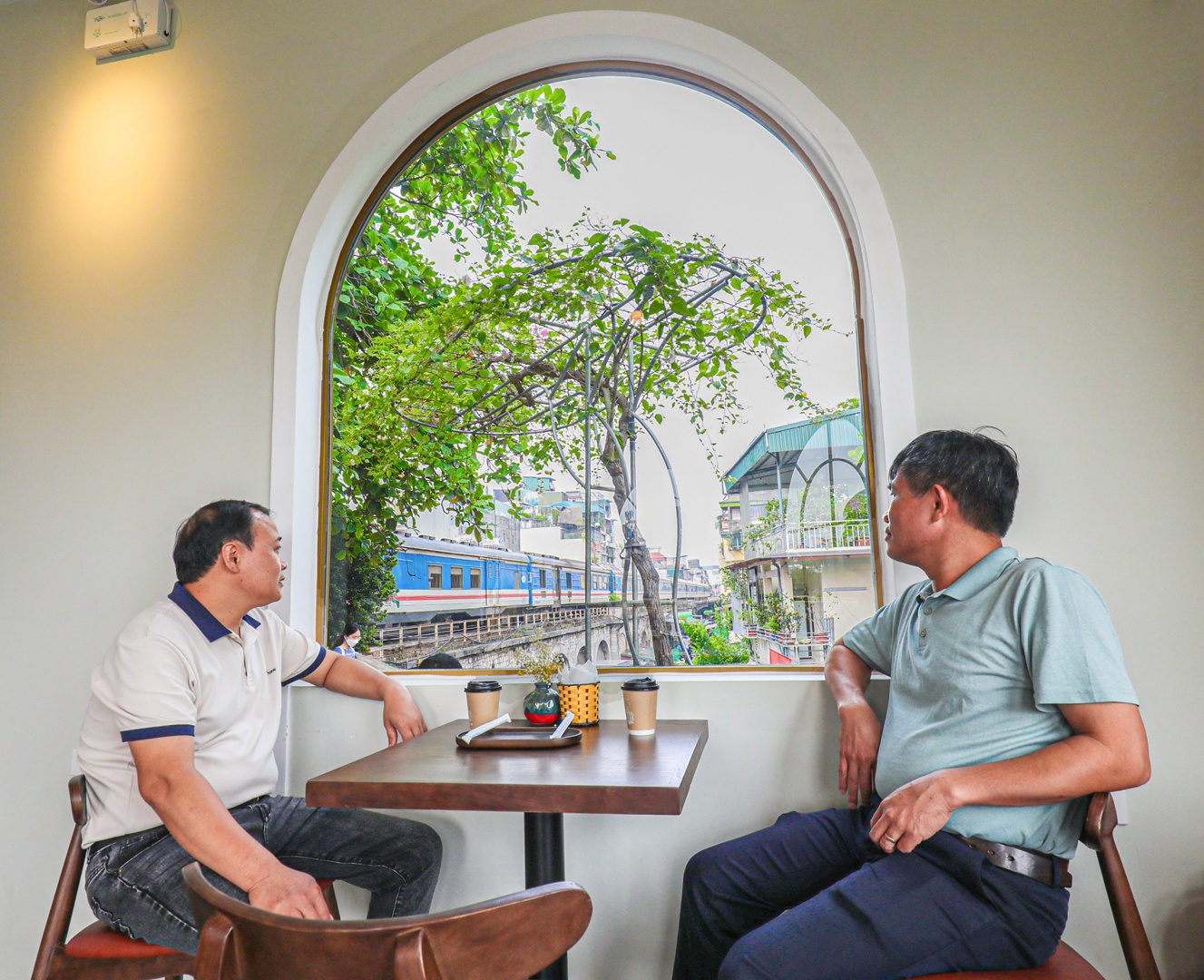 Không chỉ các bạn trẻ, ngay cả người trung tuổi cũng thấy thú vị khi vừa thưởng thức cà phê vừa ngắm ga tàu qua khung cửa phòng đợi.