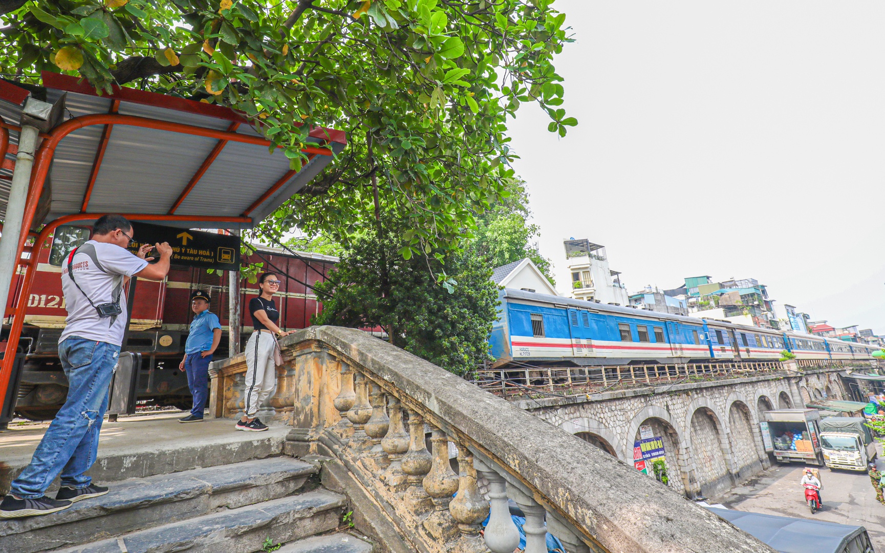 Phía ngoài phòng đợi, khách có thể chụp ảnh check-in với không gian rộng mở hơn và yên tâm có nhân viên nhà ga đang “canh” an toàn, đồng thời nhắc hành khách giờ tàu chạy.