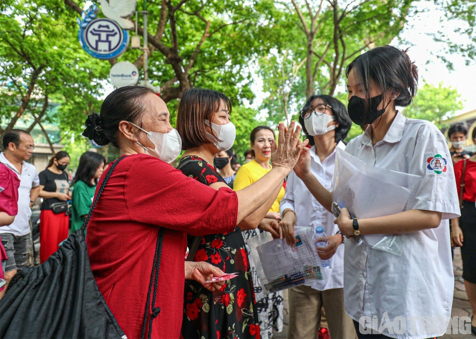 Đập tay với gia đình trước khi vào phòng thi, thí sinh Lê Quỳnh Anh bày tỏ: "Theo em, môn thi đầu tiên lúc nào cũng áp lực nhất. Vì vậy, phải giữ được tâm lý thoải mái, lúc đó thì mới có thể làm bài tốt được"