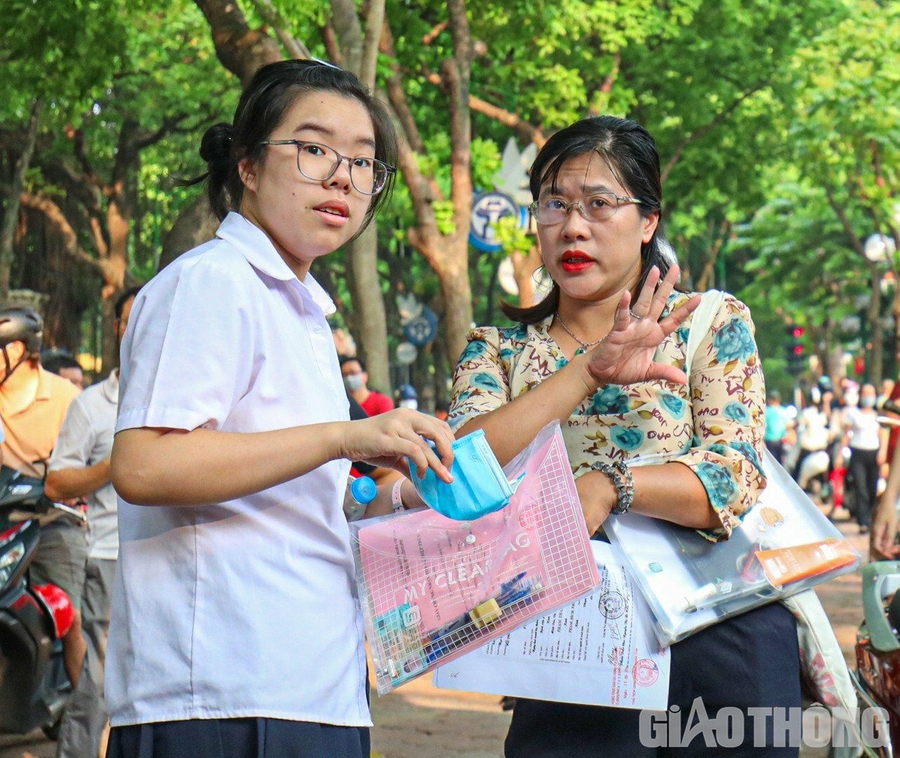 Hồi hộp, lo lắng... là tâm trạng chung của nhiều phụ huynh trước kỳ thi vượt vũ môn quan trọng này