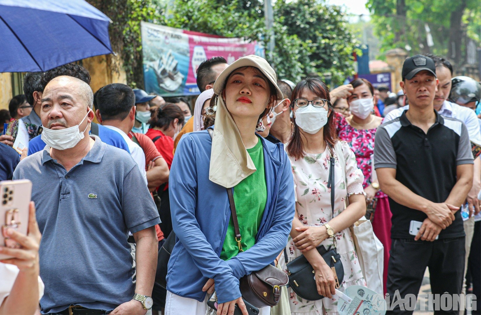 Nhiều phụ huynh đứng ngồi không yên, tỏ ra lo lắng khi chưa thấy con mình bước ra điểm thi