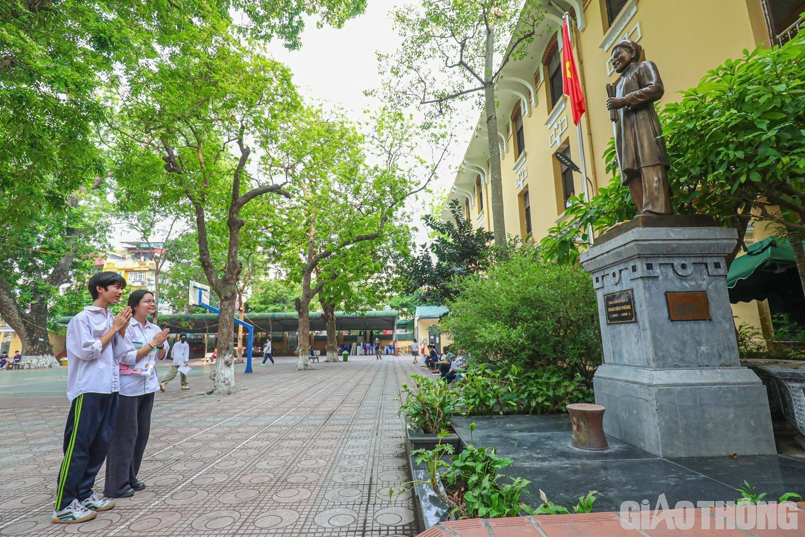 Sau khi vào bên trong sân trường, nhiều thí sinh đã đến thắp hương trước tượng cụ Phan Đình Phùng để cầu may