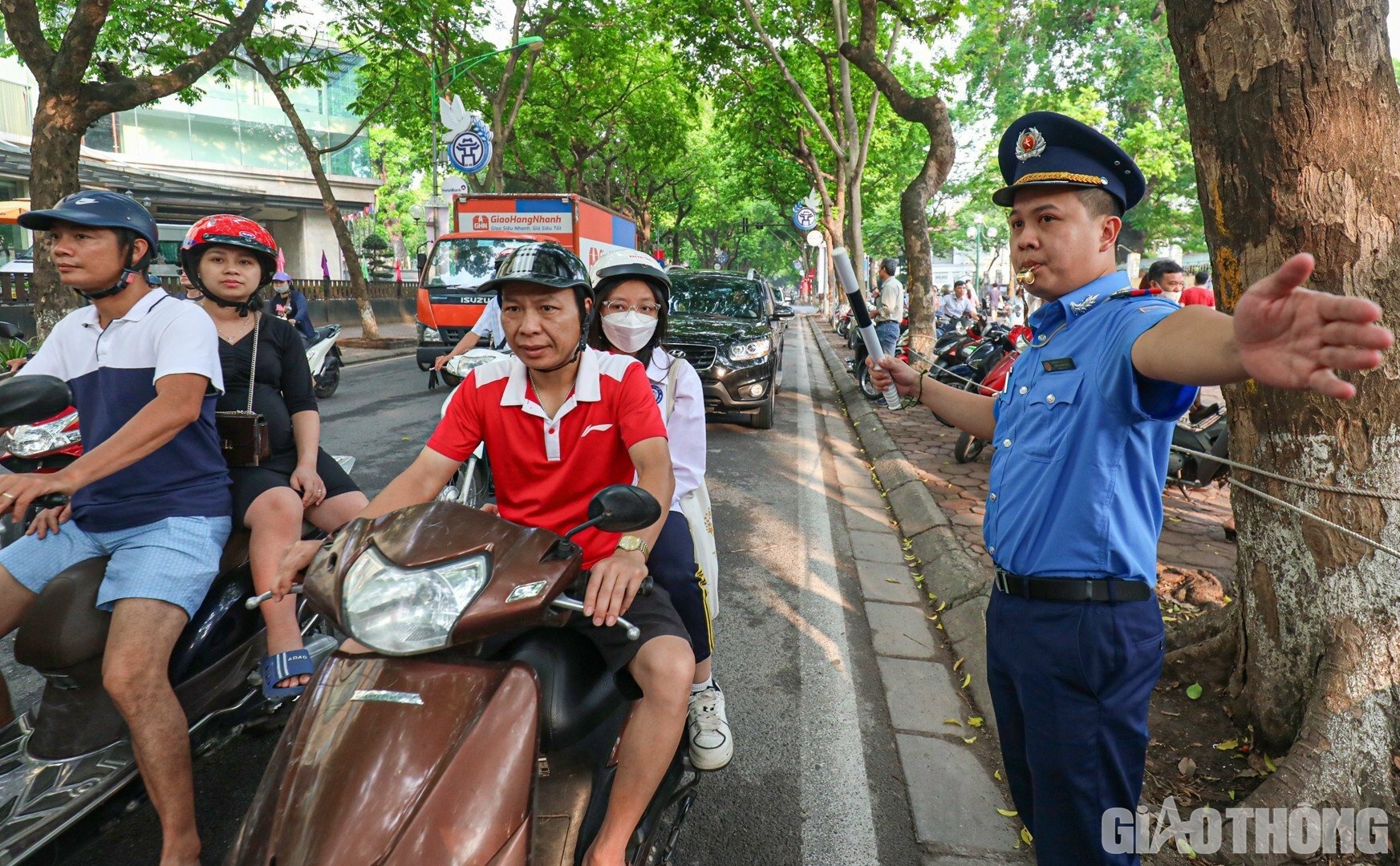 Tại các tuyến đường xung quanh điểm thi, lực lượng chức năng cũng đã có mặt để điều tiết giao thông, tránh ùn tắc