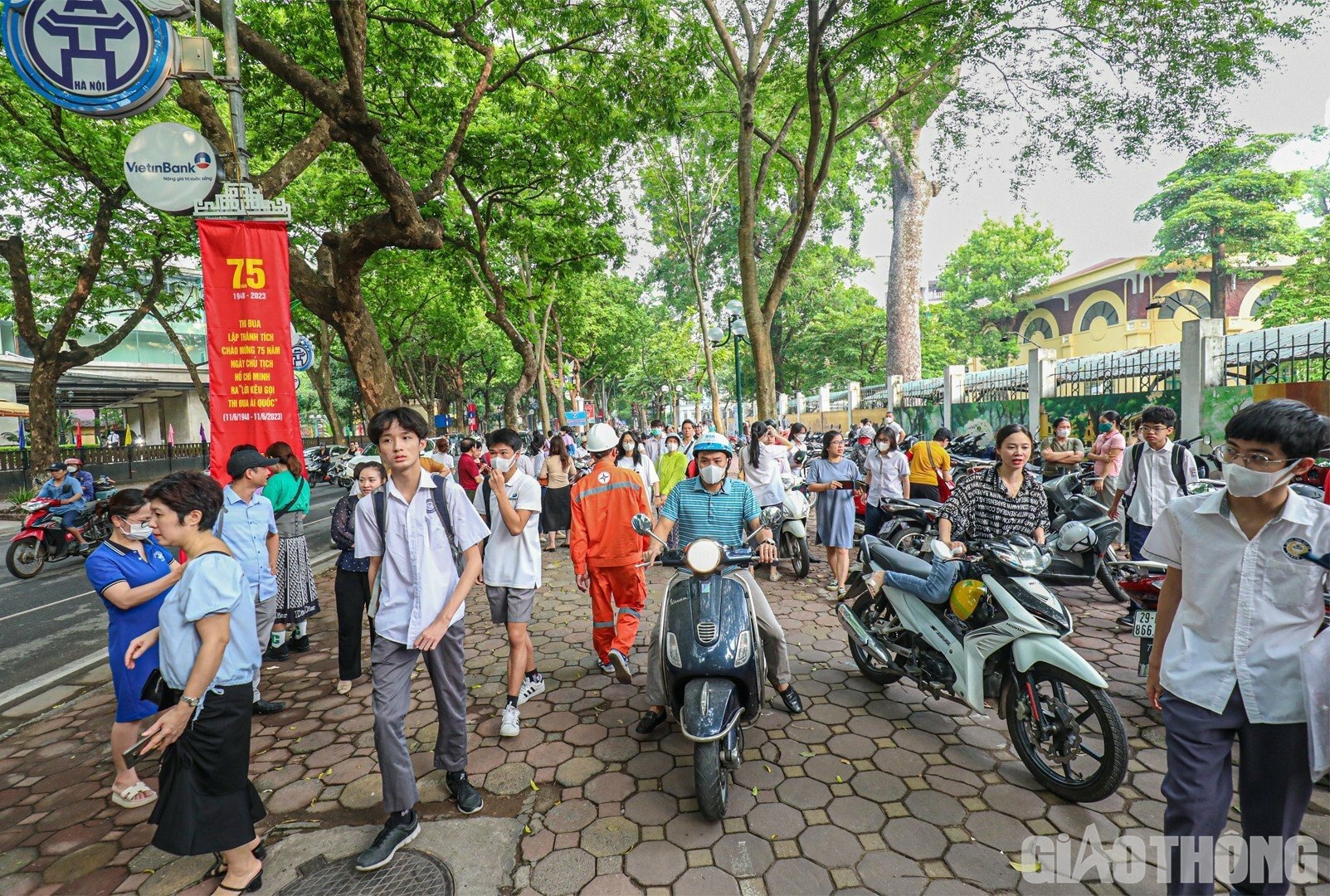 Theo ghi nhận của PV Báo Giao thông tại điểm thi THPT Phan Đình Phùng (quận Ba Đình, Hà Nội), nhiều phụ huynh đã đưa thí sinh đến đây từ rất sớm