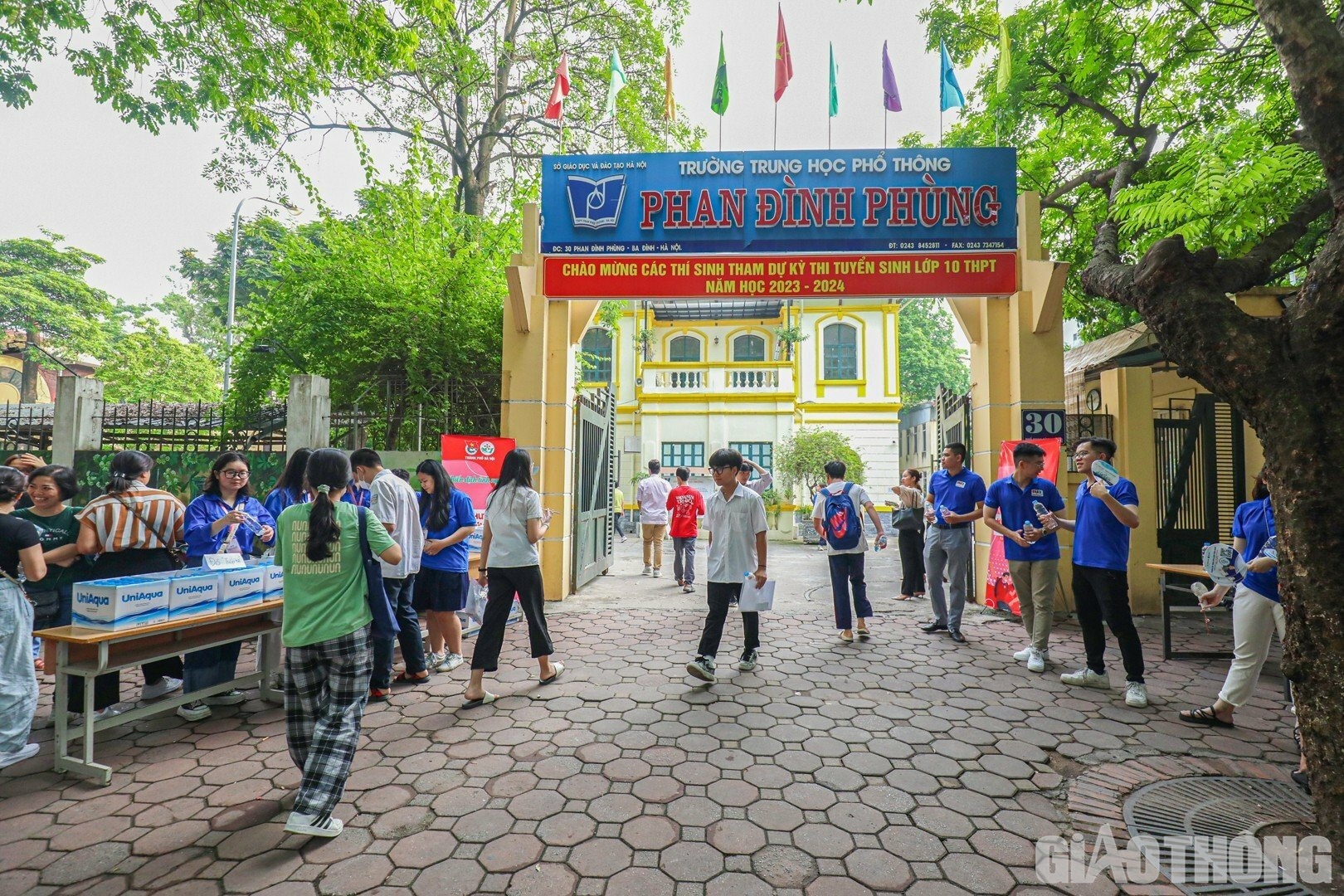 Thí sinh có mặt sớm để sẵn sàng bước vào môn thi Ngữ văn của kỳ thi vào lớp 10 tại Hà Nội