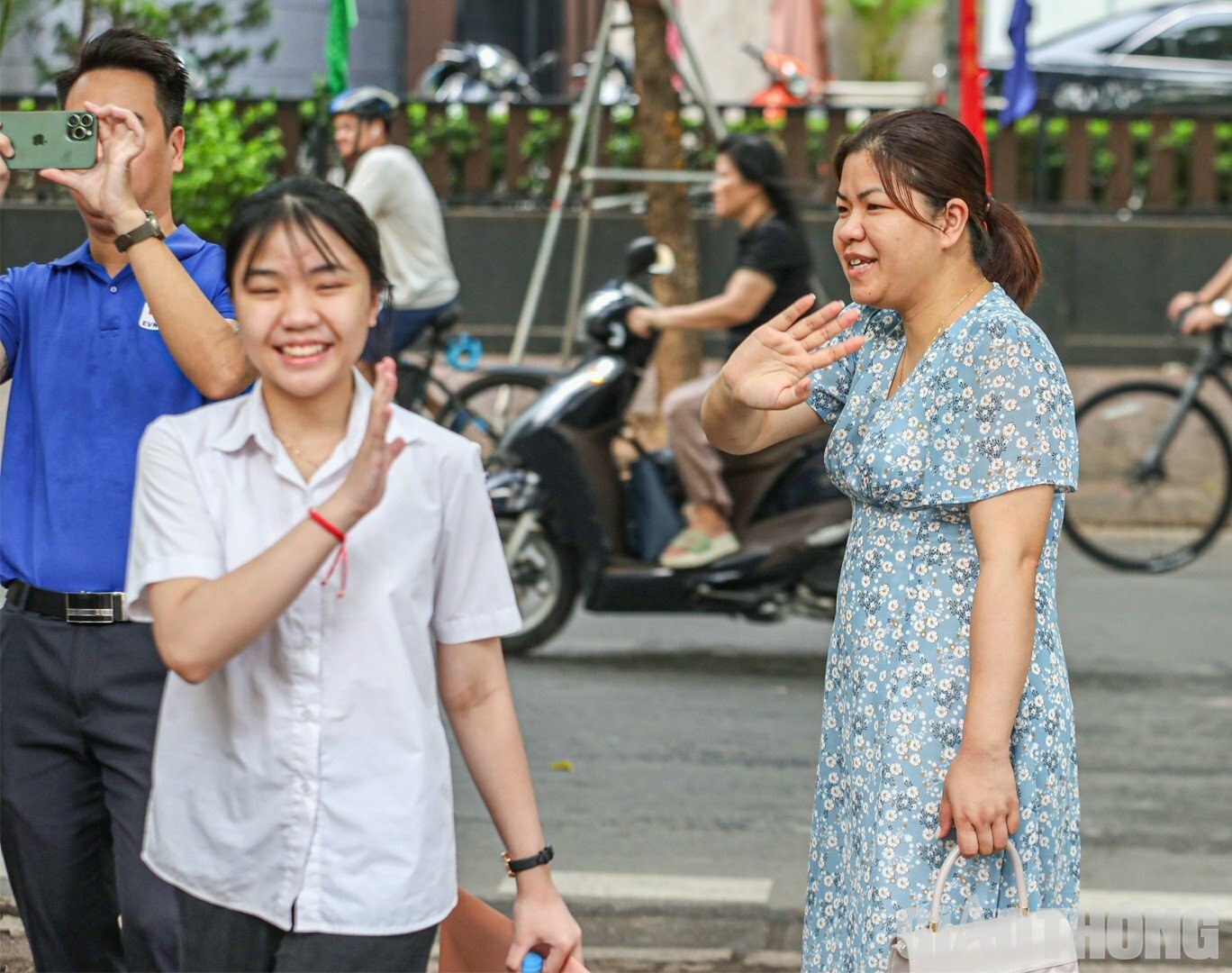 "Thi tốt con nhé" là lời nhắn nhủ của người mẹ dành cho con