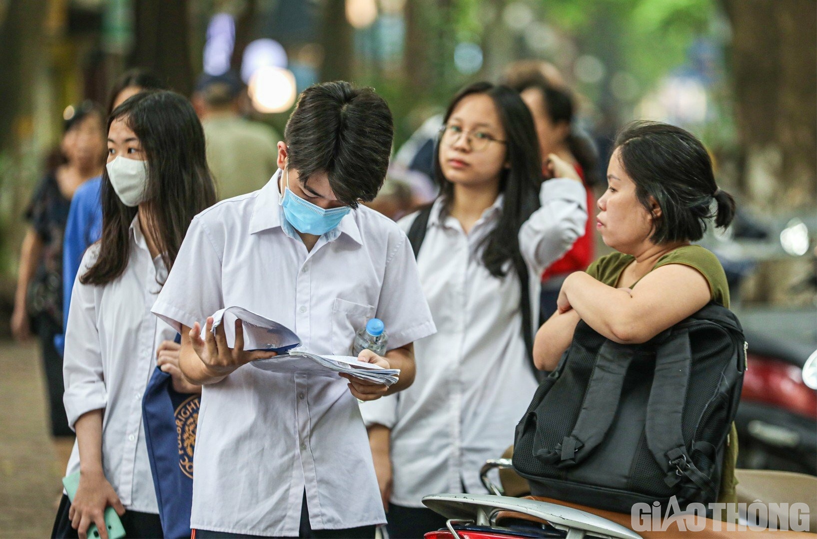 Trong khi đó, nhiều thí sinh tranh thủ thời gian để ôn bài bên cạnh người thân