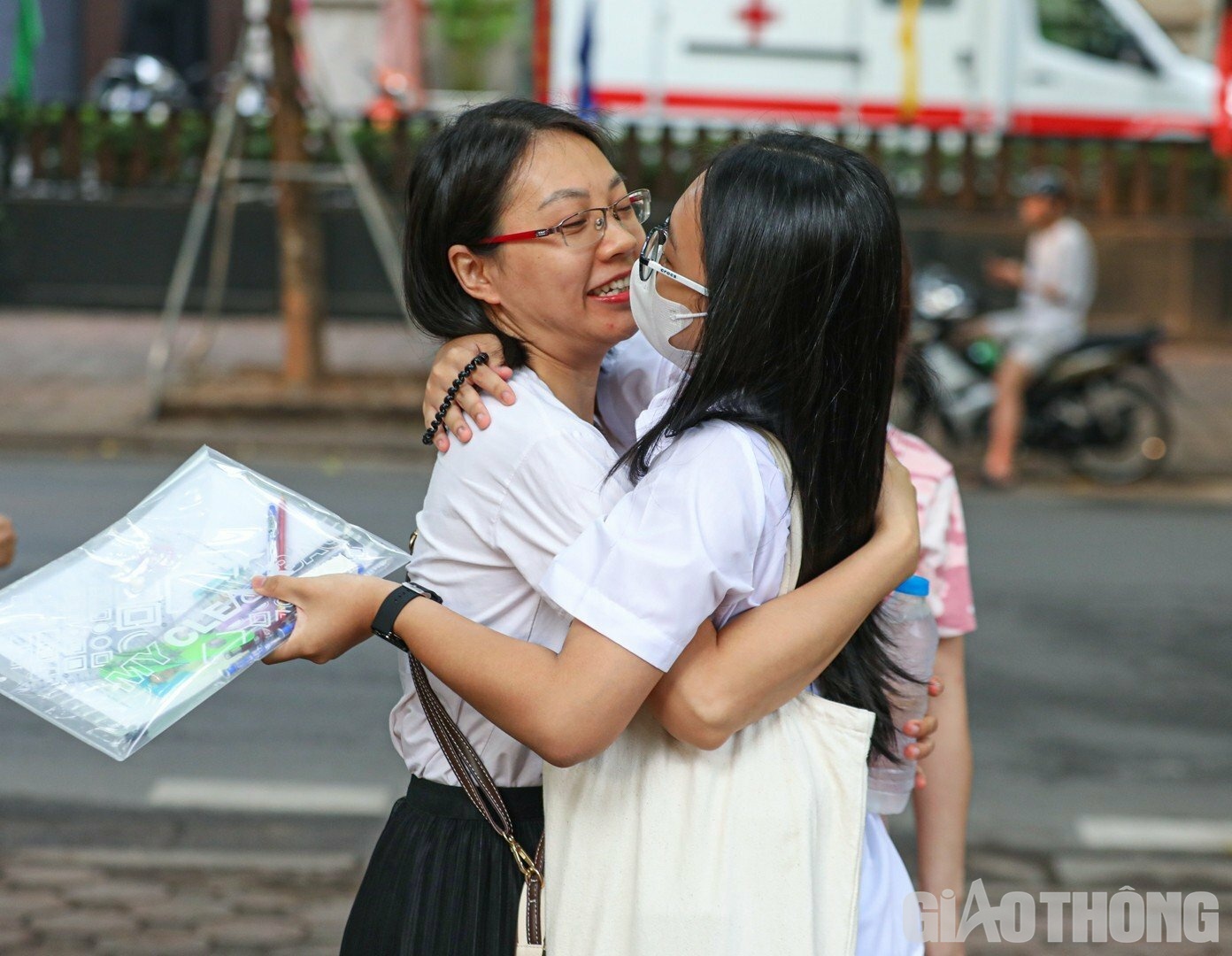 Dành cho con gái Trang Anh cái ôm thật chặt, chị Trần Thị Hoàng Yến (quận Long Biên) chia sẻ: "Tôi không đặt bất kỳ áp lực nào cho con thời điểm này. Chỉ biết chúc con bình tĩnh, tự tin, cố gắng hết mình và đạt điểm số như ý để đỗ vào trường THPT Phan Đình Phùng"