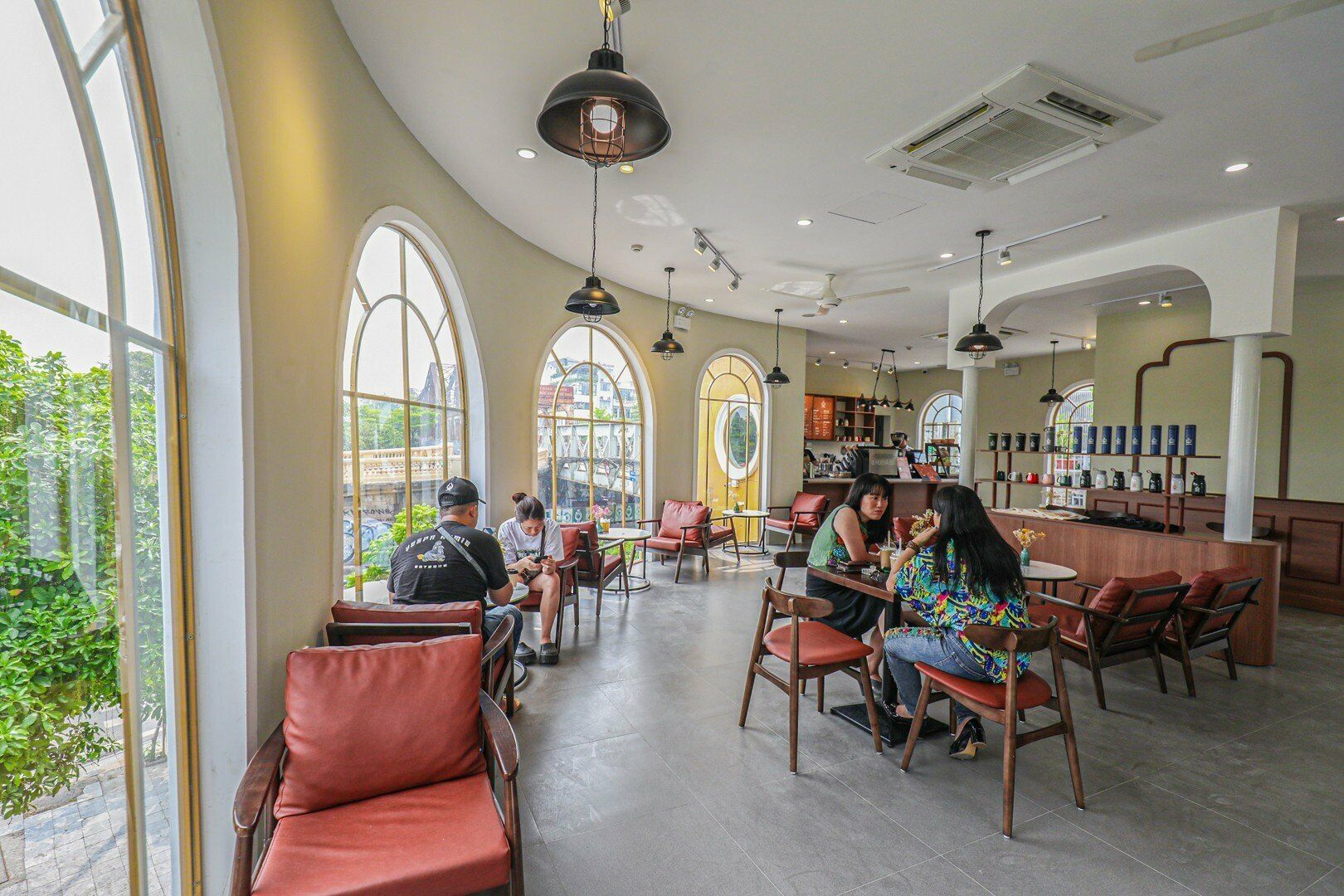 Đại diện đường sắt cho biết, đây là phòng đợi tàu mới được cải tạo từ công trình nhà cấp 4, với phong cách thời Pháp thuộc. Tại phòng đợi này, đường sắt đang đưa vào thử nghiệm dịch vụ cà phê, giải khát. Phòng đợi có 4 mặt ô cửa sổ kính hình vòm, trông ra cầu Long Biên, nhà ga Long Biên, đường sắt trên cao Phùng Hưng và cầu dẫn lên cầu Long Biên phía phố Trần Nhật Duật. Du khách vừa có thể thưởng thức cà phê, vừa ngắm ga tàu, chụp ảnh. Nếu hành khách không có nhu cầu sử dụng dịch vụ cà phê, vẫn có thể thoải mái nghỉ ngơi, thư giãn tại khu vực phòng đợi.