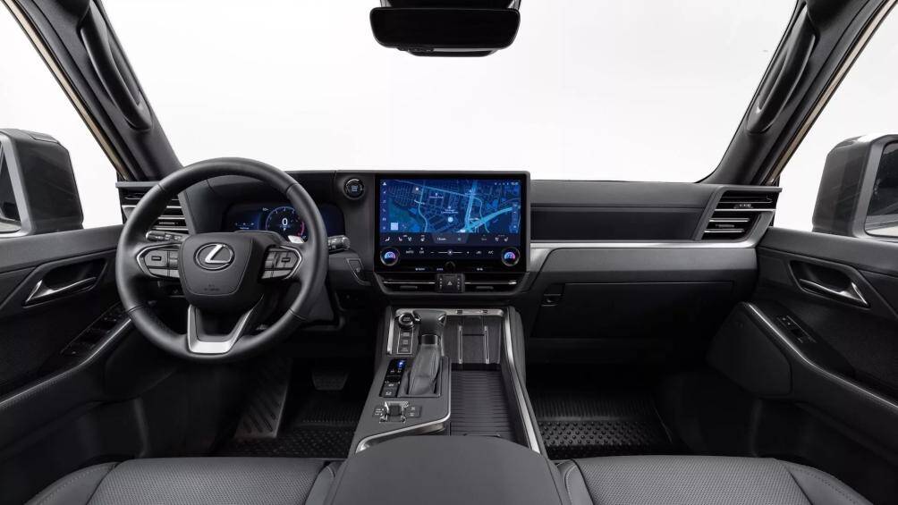 Bên trong cabin, Lexus GX 2024 có nét tương đồng với những mẫu Lexus RX hoặc LX. Vô lăng tích hợp các phím bấm media, đàm thoại rảnh tay, ga tự động thích ứng, lẫy chuyển số. Phía sau là cụm đồng hồ dạng điện tử toàn phần