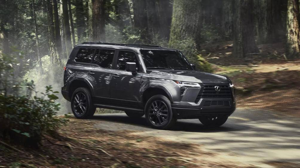 Lexus GX 2024 trang bị động cơ V6, dung tích 3.4L tăng áp kép, đạt công suất giới hạn ở mức 349 mã lực, đi kèm hộp số tự động 10 cấp và hệ dẫn động 2 cầu. Trong tương lai Lexus sẽ cung cấp thêm phiên bản hybrid
