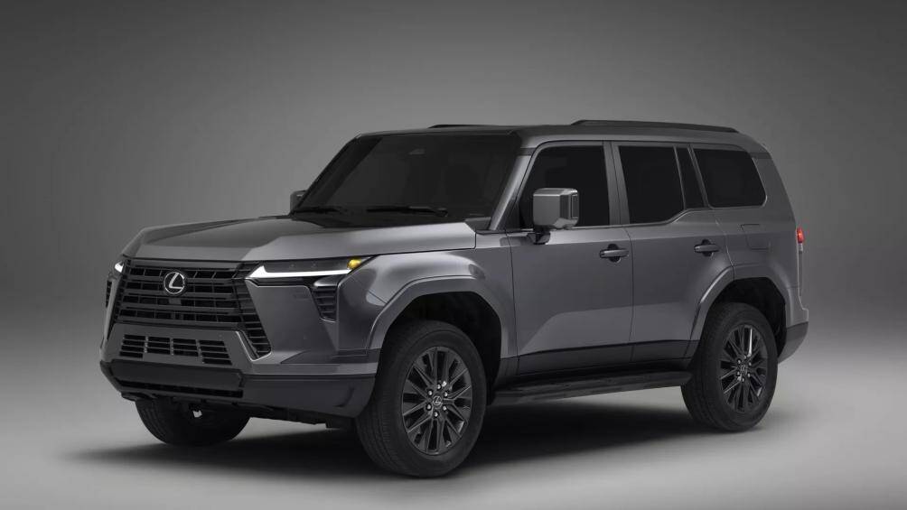 Lexus GX 2024 lột xác hoàn toàn thiết kế so với bản cũ. Thiết kế ngoại thất vuông vức phần nào cho thấy hãng xe đẩy mạnh khả năng off-road của GX 2024