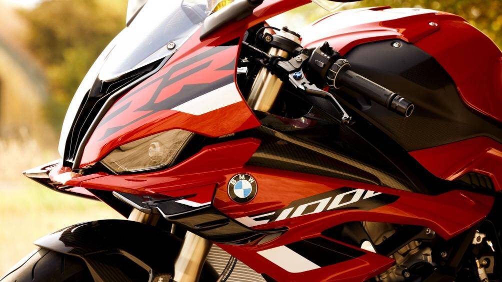Về ngoại thất, BMW S1000RR 2023 mới có ba màu và có thể được phân biệt một cách dễ dàng bằng cánh gió phía trước