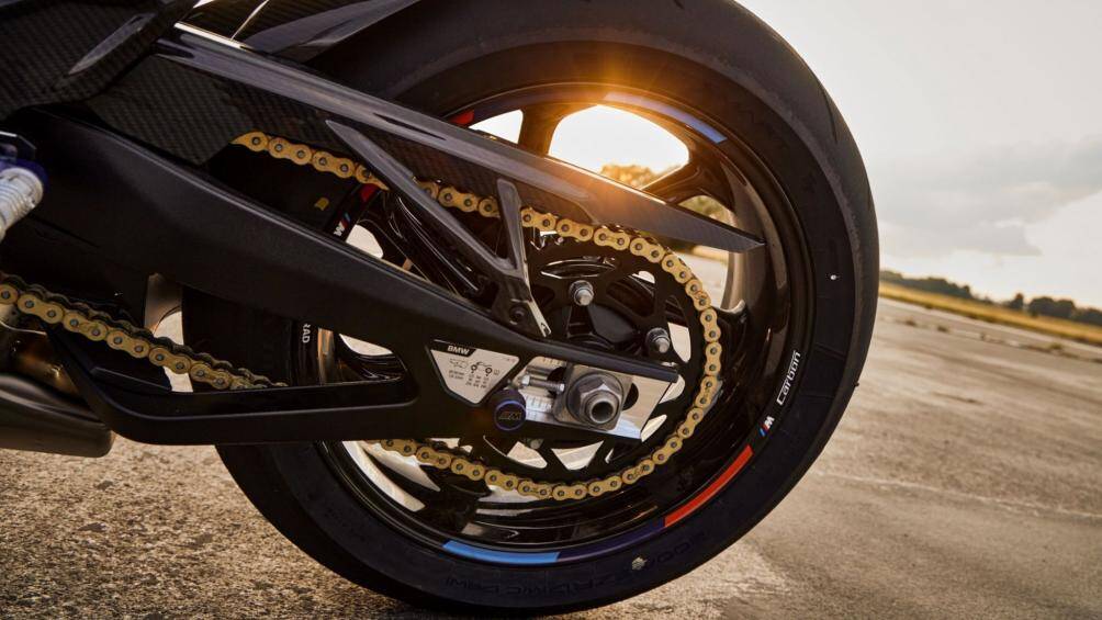 Những trang bị khác của BMW S1000RR 2023 gồm có cục pin nhẹ hơn, trang bị thêm cổng sạc USB, chế độ lái cho cả đường đua và đường phố