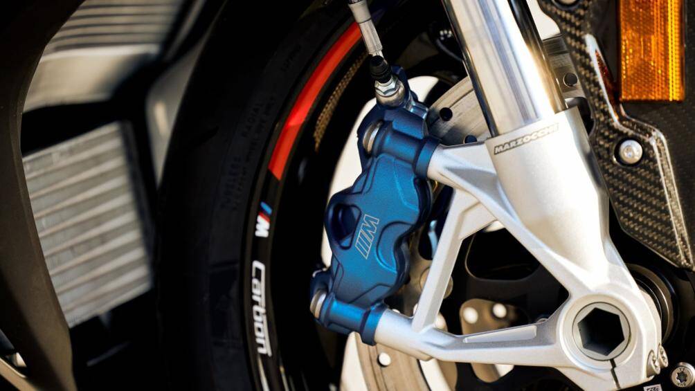 Hệ thống điện tử cũng được nâng cấp, sử dụng cảm biến góc đánh lái để giúp kiểm soát trượt bánh cả khi mở tay ga và khi thắng