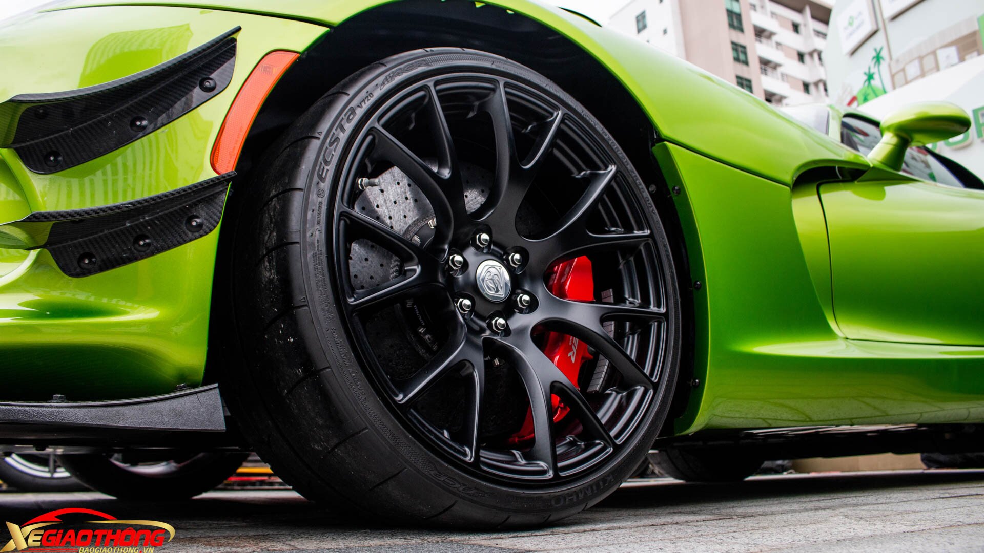 Bộ mâm 19 inch đa chấu màu đen và phanh Brembo Carbon Ceramic Matrix. Hệ thống phanh này có diện tích má phanh lớn nhất từ trước đến nay trên dòng xe Viper, hoạt động cùng với công nghệ ABS và cân bằng điện tử, 5 chế độ đã được hiệu chỉnh để tối ưu độ bám đường. Lốp xe do Kumho sản xuất riêng, in logo ACR