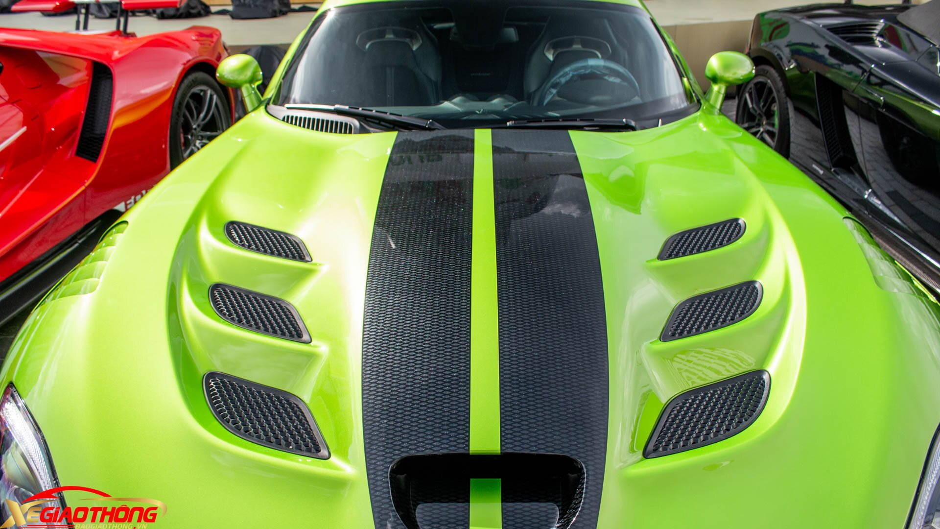 Theo tìm hiểu, chiếc Viper ACR này thuộc phiên bản Snakeskin Edition sản xuất giới hạn 31 chiếc toàn cầu. So với mẫu tiêu chuẩn, bản này khác biệt nhờ màu sơn xanh lá có tên Snakeskin Green và sọc đen hoạ tiết da rắn kéo dài từ nắp ca-pô đến đuôi xe