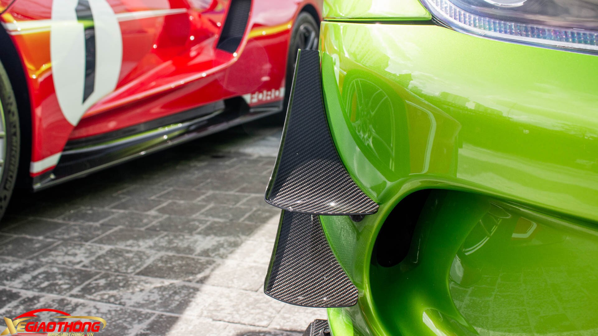 Chiếc Viper ACR Snakeskin còn được trang bị gói Extreme Aero giá 8.900 USD, với nhiều chi tiết có thể tháo rời. Hai bên cản trước trang bị cánh lướt gió carbon nhằm tối ưu khả năng khí động học. Líp trước được gia cố bằng hai thanh thép