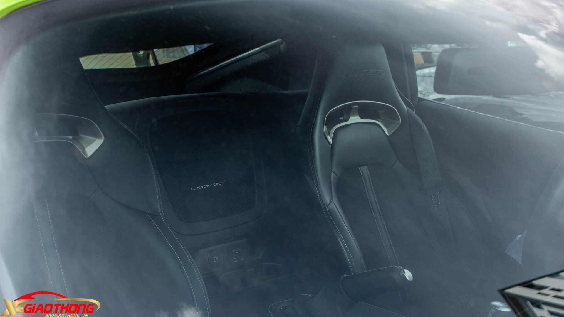 Phần lớn khoang nội thất sử dụng chất liệu da Alcantara. Ghế dạng thể thao với thiết kế ôm người, chỉnh điện 6 hướng