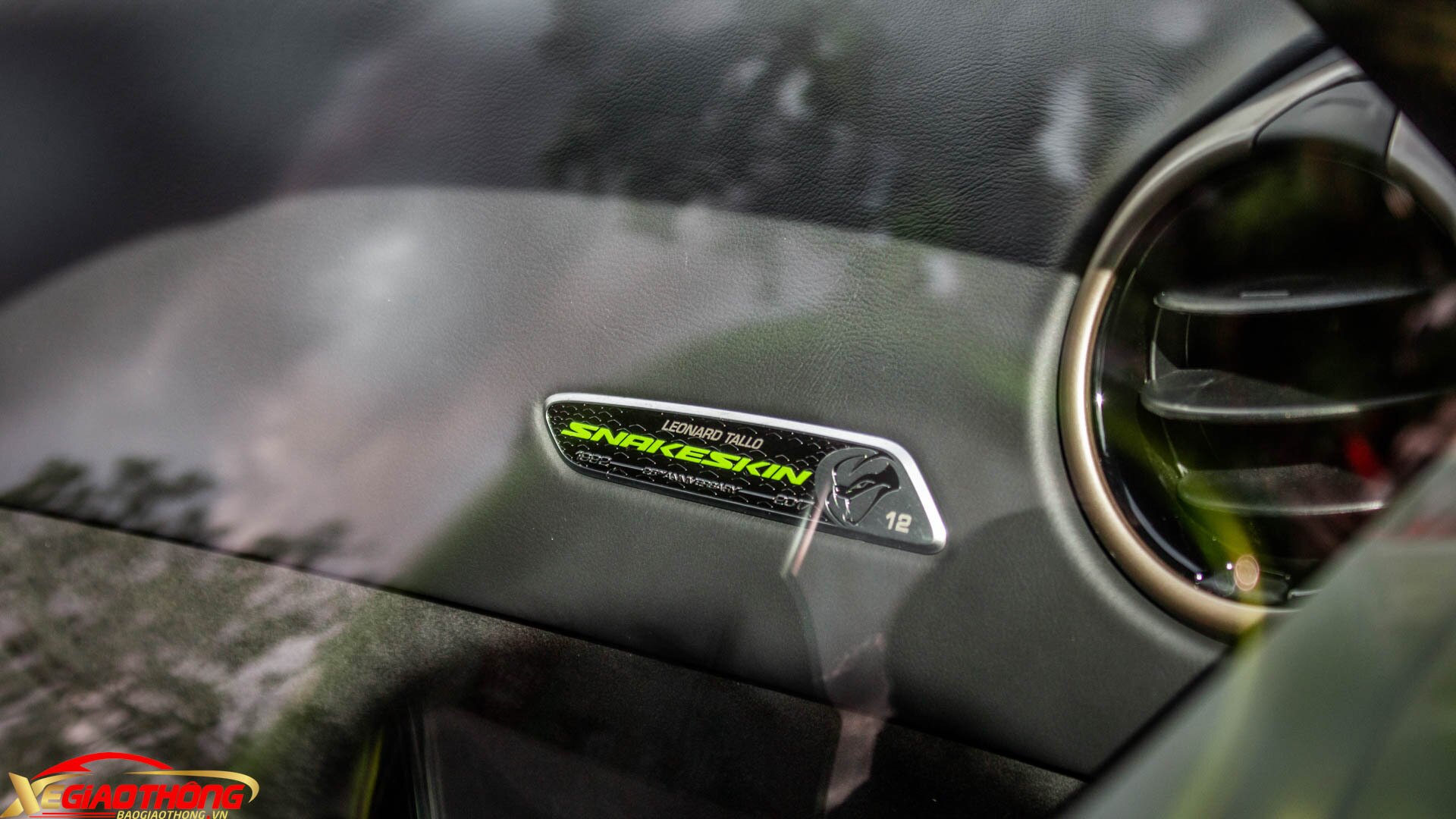 Logo Snakeskin Edition kèm số thứ tự 12 được đặt ở táp-lô ghế phụ