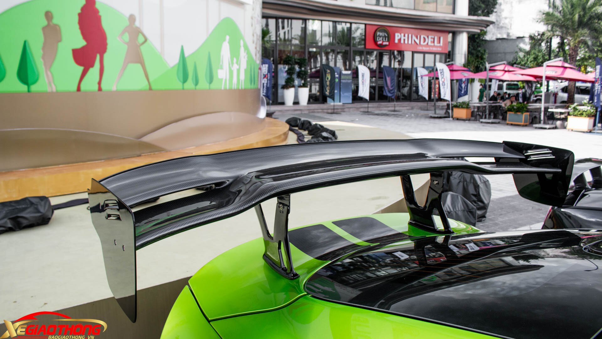 Gói ACR Extreme Aero tạo ra hệ số cản ở mức 0,54cd, cao hơn 0,17cd so với mẫu Viper tiêu chuẩn. Do đó tốc độ tối đa của xe chậm hơn, còn 285km/h thay vì 322km/h. Cánh gió cỡ lớn phía sau được làm từ sợi carbon giúp tăng lực ép xuống đuôi xe khi vận hành và khi vào cua ở tốc độ cao