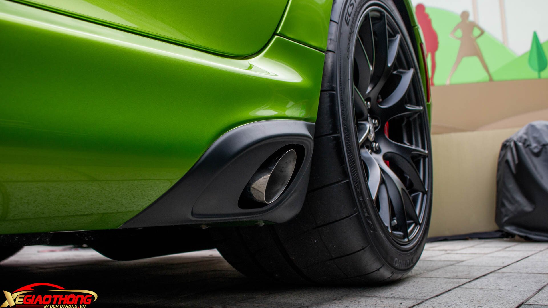 Hệ thống ống xả được đặt hai bên hông thay vì đuôi xe để giảm áp suất khí thải